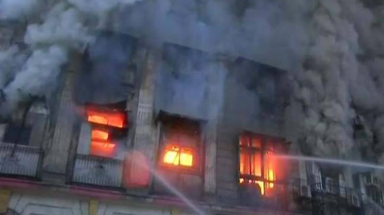 मुंबई के मिंट रोड पर लगी भीषण आग, धू-धू कर जला पटेल चैंबर