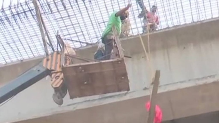 निर्माणाधीन फ्लाईओवर की एक प्लेट सड़क पर आ गिरी