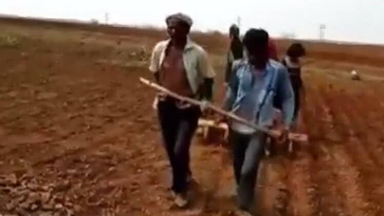 किसान की मजबूरी या परंपरा?