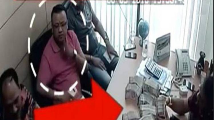 गैंगरेप आरोपियों से 25 लाख लेते रंगेहाथों गिरफ्तार