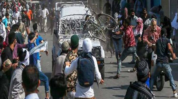 श्रीनगर में CRPF की गाड़ी पर पत्थरबाजों का कायराना हमला, देखें वीडियो