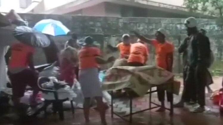 केरल का शहर कोझीकोड मूसलाधार बारिश से बेहाल