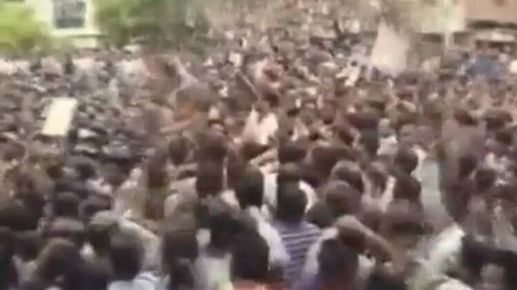 मंदसौर में प्रदर्शन करते लोग