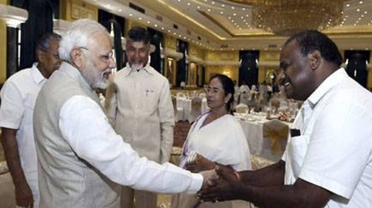 दिल्‍ली में सियासी संकट पर PM ने कुछ नहीं कहा: ममता बनर्जी