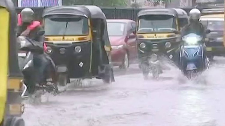 मूसलाधार बारिश से बेहाल मुंबई