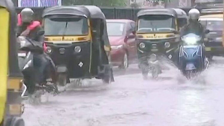 मूसलाधार बारिश से बेहाल मुंबई
