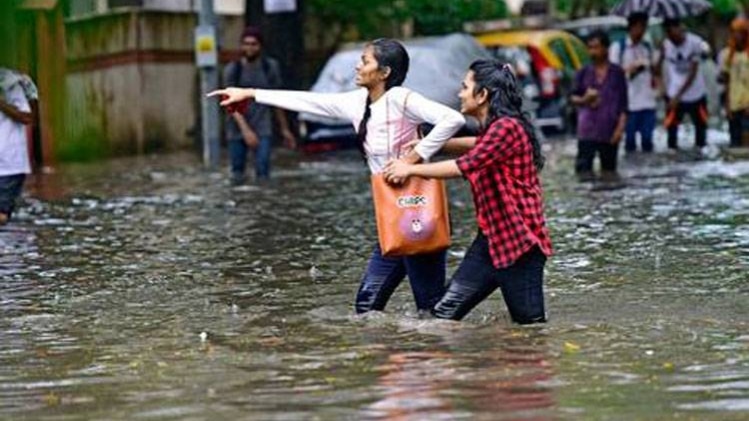 मुंबई में बारिश से सड़कें बनीं समंदर