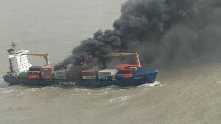 जहाज में लगी आग