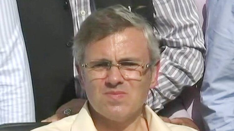 पत्थरबाजों से बचने के लिए मानव ढाल बनाने का एक वीडियो सामने आया