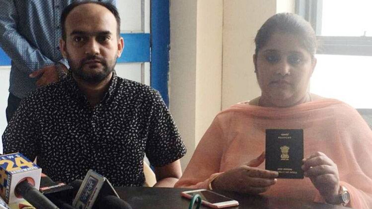 लखनऊ के दंपति को मिला पासपोर्ट