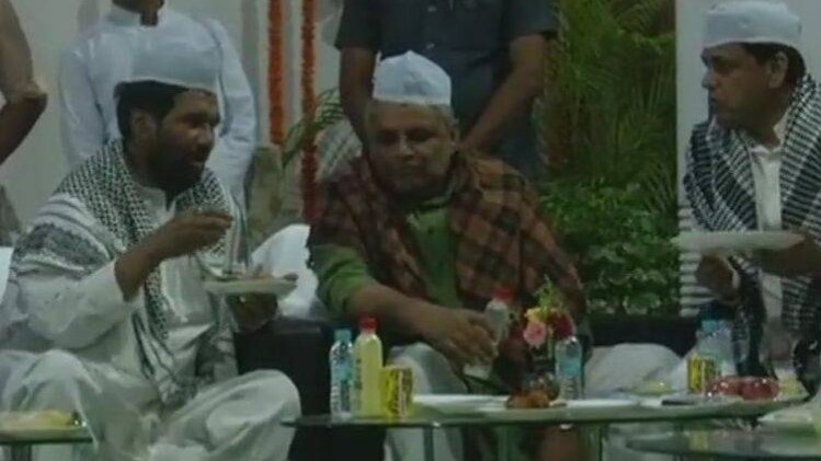 जेडीयू की इफ्तार पार्टी में केंद्रीय मंत्री रामविलास पासवान