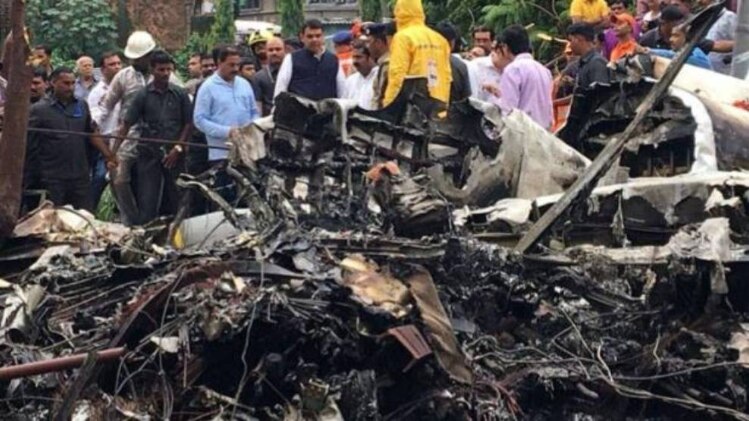 घाटकोपर में क्रैश हुआ का विमान (फोटो- शिवप्रशांत)