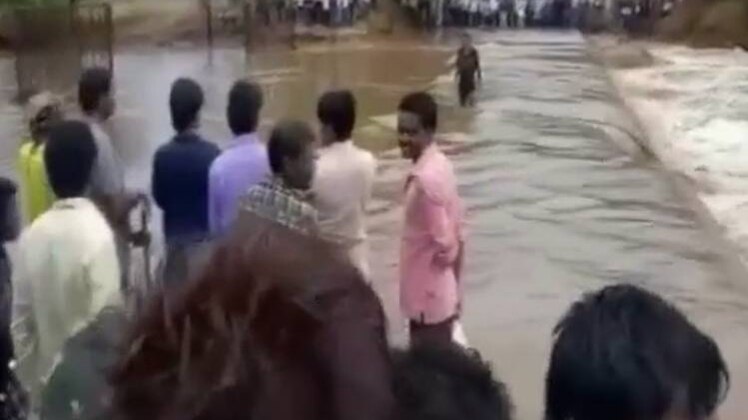 उफनदी नदी की लहरों में बहकर गई युवक की जान