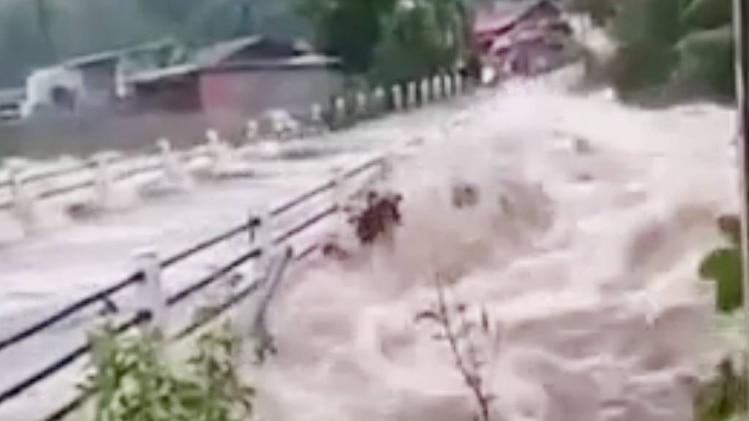 केरल में भारी बारिश से सड़कें समंदर बन गईं