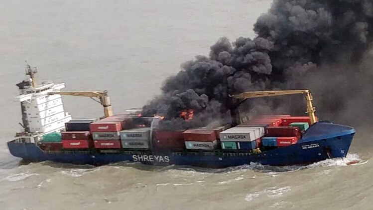 समंदर में जलता जहाज