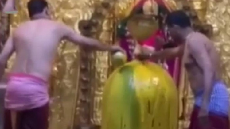 शिवलिंग का आम और केसर के रस से अभिषेक