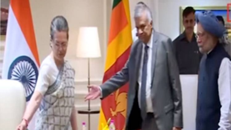 VIRAL TEST: PM होने के बाद भी मनमोहन को नहीं मिला किंग जैसा सम्मान!