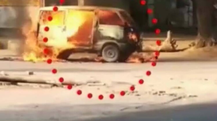 मेरठ में जब सड़क पर चलती कार में लगी आग