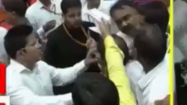 वाराणसी में योगी ने ग्राम प्रधानों की नहीं सुनी तो मचा बवाल