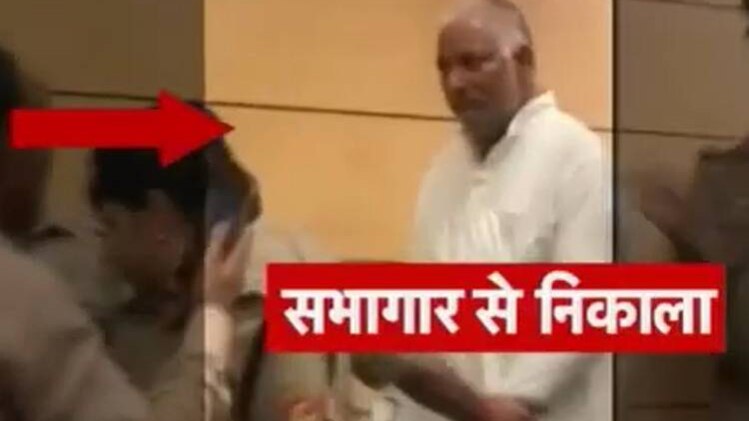 सीएम योगी के कार्यक्रम में आम की कीमत पर हंगामा, देखें VIDEO
