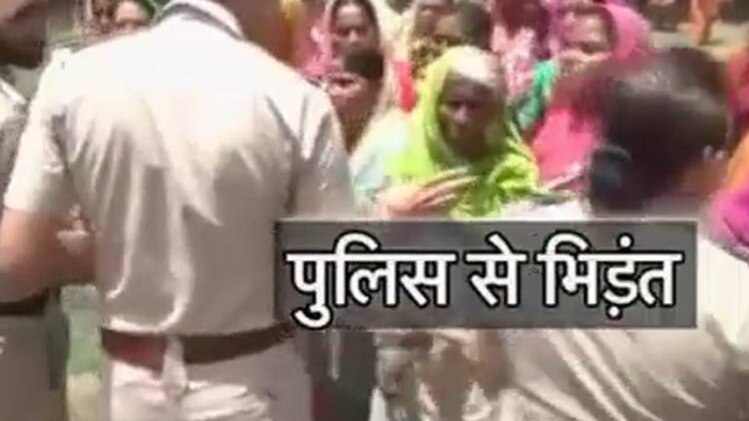 जब अवैध कब्जा हटाने गए पुलिसवालों को ग्रामीणों ने दौड़ाया