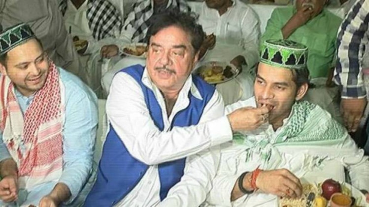 इफ्तार पार्टी में तेजस्वी, शत्रुघ्न सिन्हा  और तेज प्रताप