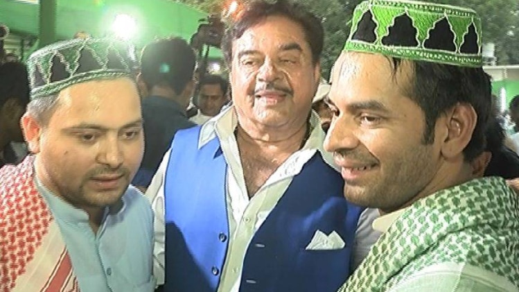 तेजस्वी यादव ने पटना में दी इफ्तार पार्टी