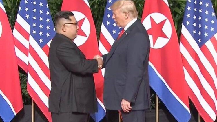 किम और ट्रंप ने मिलाया हाथ, क्या मिलेंगे दिल?