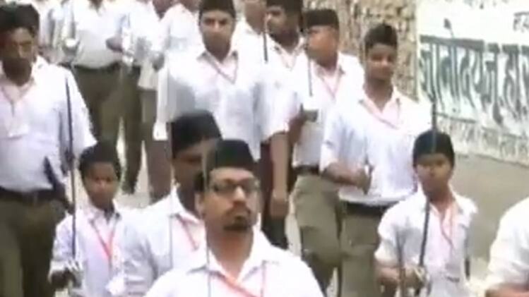 अलीगढ़ में संघ की 'तलवार' वाली परेड!