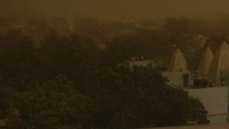 दिल्ली-एनसीआर में धूल भरी आंधी से छाया अंधेरा