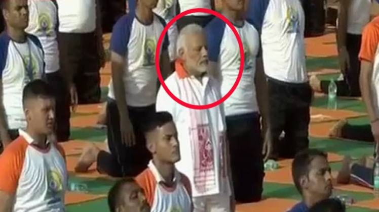 देहरादून में पीएम मोदी ने किया योगासन, देखें VIDEO