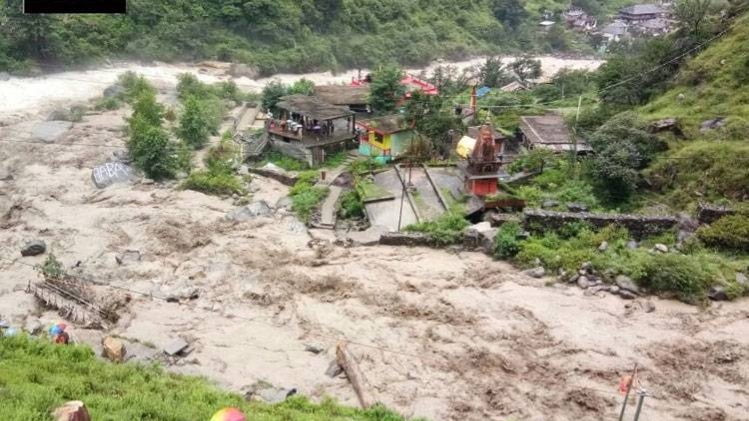 मैदानी इलाकों में भारी बारिश के बीच पहाड़ों पर बादलों ने डाला डेरा