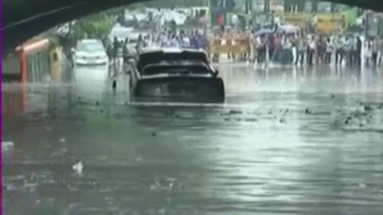 दिल्ली में बारिश के बाद जलमग्न हुईं सड़कें