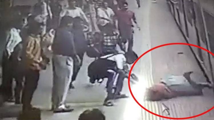 चलती रेल में फंसी महिला की साड़ी