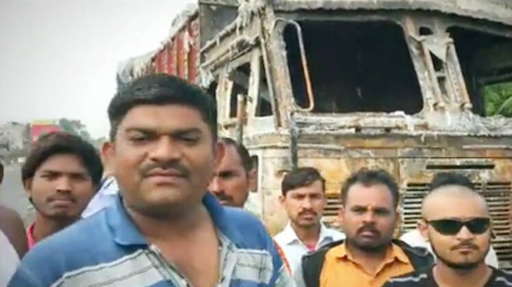 मराठा आंदोलनकारियों की गुंडागर्दी