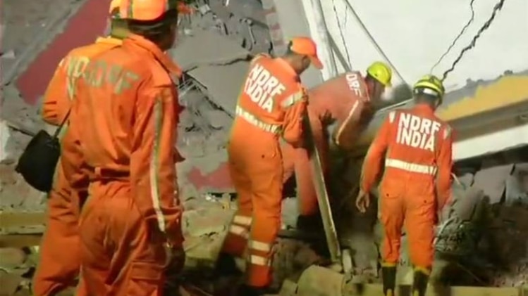 शाहबेरी में इमारत गिरी