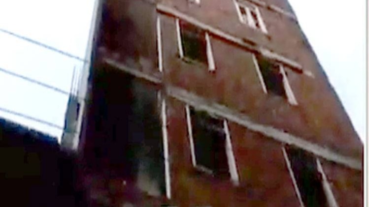 शाहबेरी में झुकी 5 मंजिला इमारत