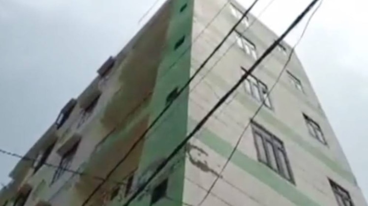 शाहबेरी में एक और 6 मंजिला इमारत झुकी