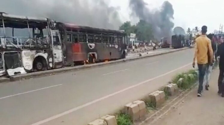 मराठा आंदोलनकारियों की गुंडागर्दी