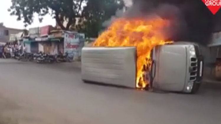 मराठा क्रांति मोर्चा के कार्यकर्ताओं ने जलाई गाड़ी