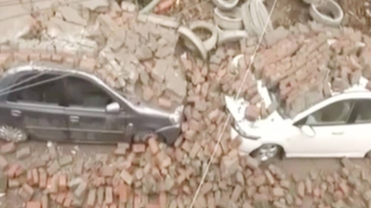 कारों पर गिरी दीवार