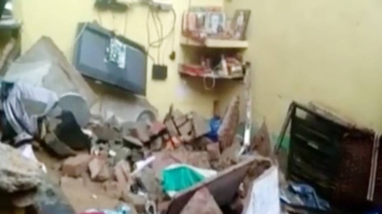 दिल्ली में बीती रात एक मकान की छत गिरी