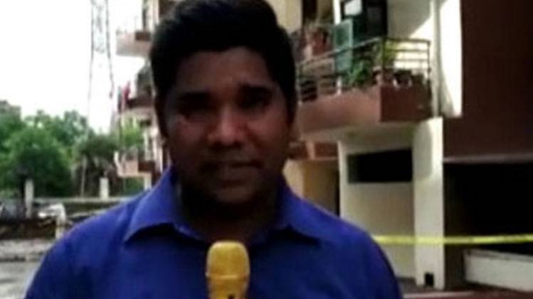 गाज़ियाबाद के वसुंधरा सेक्टर 4 के ईस्टर्न गेट अपार्टमेंट की गिरी छत.