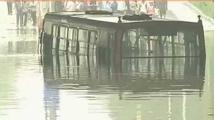 देखिए बारिश के पानी में डूबी दिल्ली की दुर्दशा