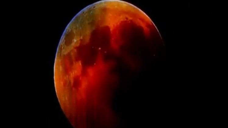 सफेद चांद पर ऐसे लगा सदी का सबसे लंबा 'लाल ग्रहण'