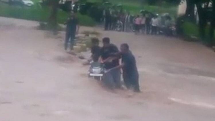 बह रहे युवकों की ऐसे बची जान