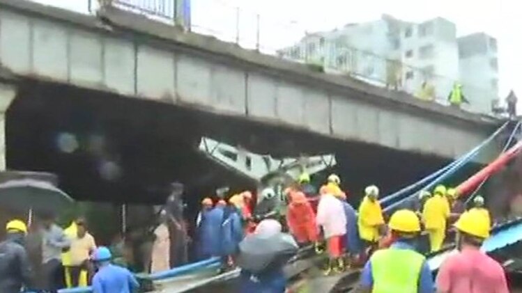मुंबई में ओवरब्रिज का स्लैब गिरा