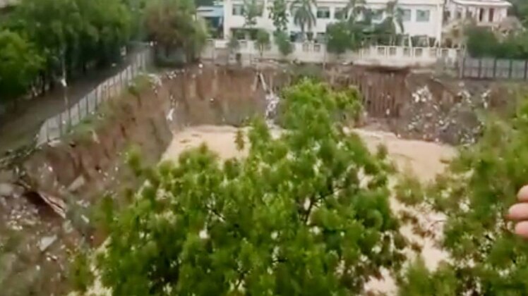 बारिश से सड़क पर तकरीबन 40 फीट गहरा गड्ढा