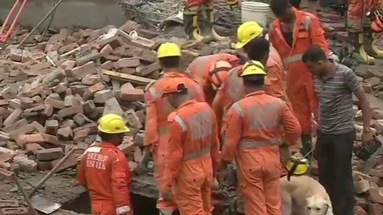 गाजियाबाद में 5 मंजिला इमारत गिरी