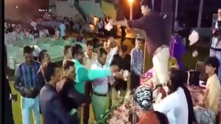 नोट उड़ाते दिखे पुलिस अधिकारी